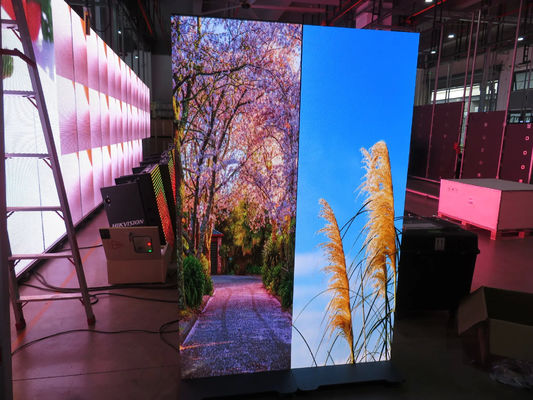 GOB P1.5mm P1.8mm P2mm ইনডোর LED পোস্টার স্ক্রিন ব্যানারের জন্য, ট্রেড শো স্টোরের জন্য চাকা সহ পোর্টেবল LED ভিডিও ওয়াল